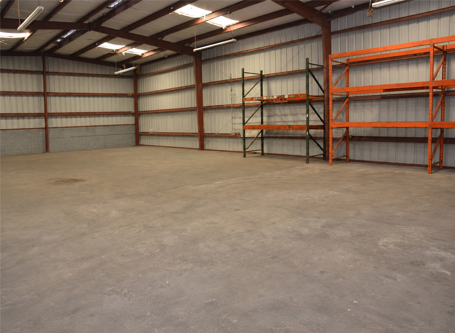 Main warehouse, open span, pallet racks included, as photographed